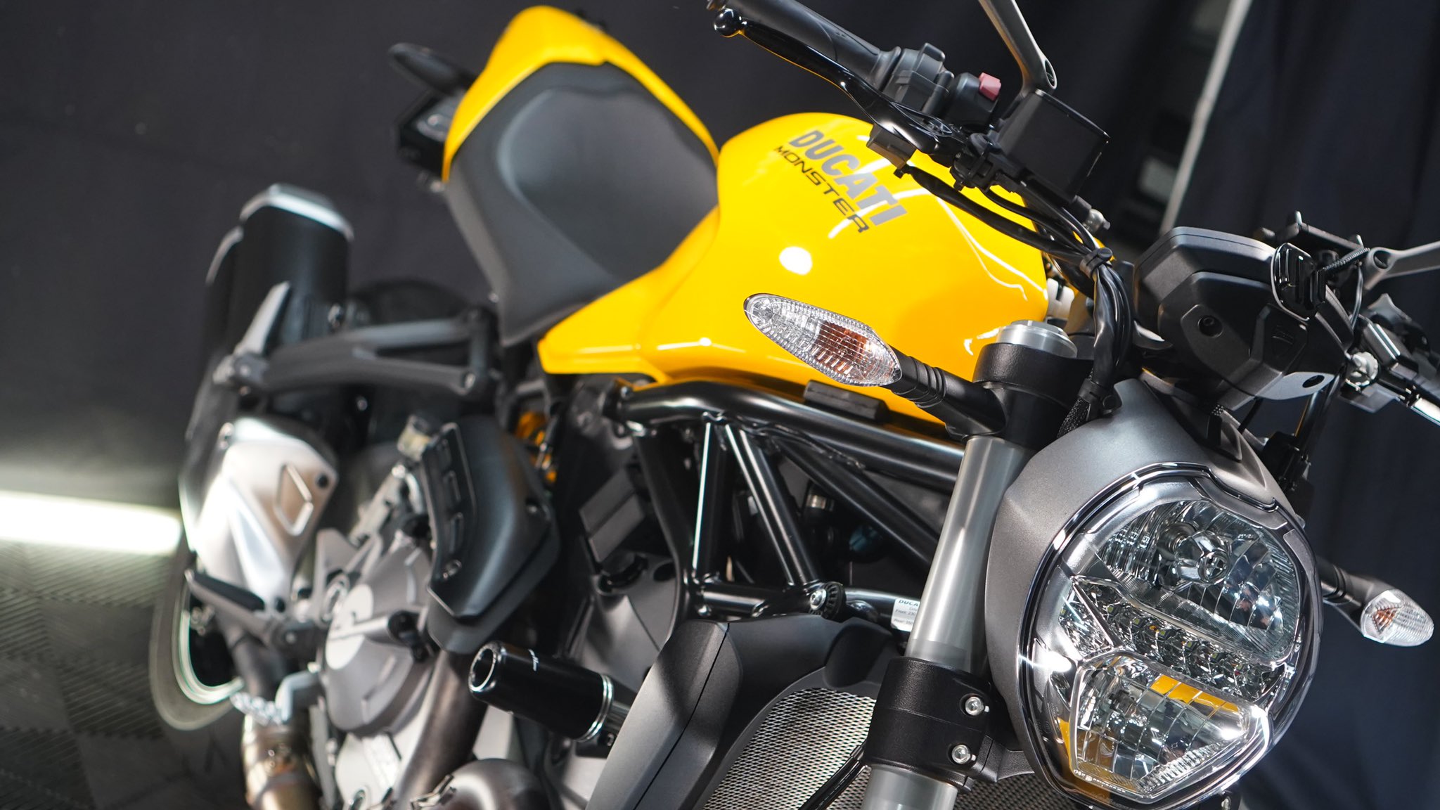 秋葉原udx駐車場 プロのバイク洗車が格安で ヌルテカになります Seamanizm